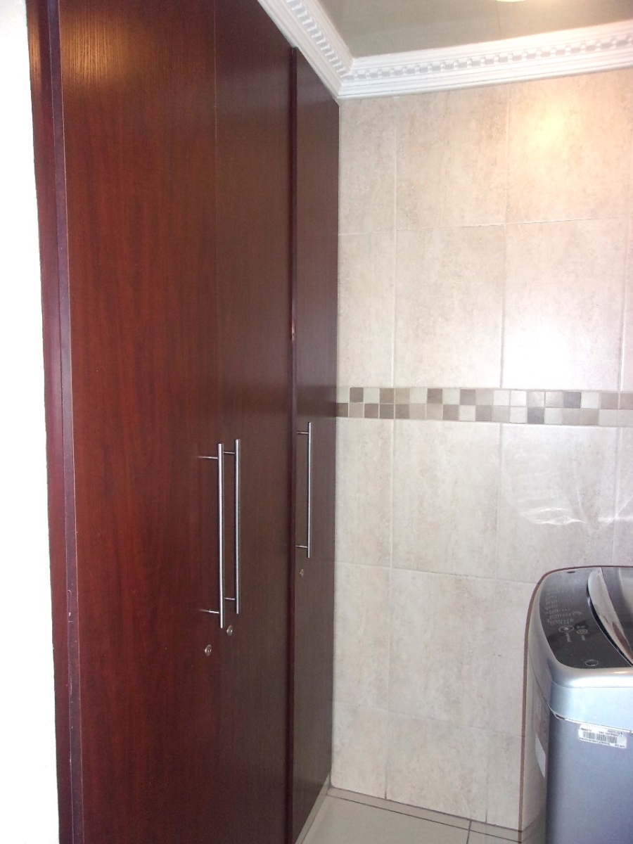 5 Bedroom Property for Sale in Crystal Park Gauteng