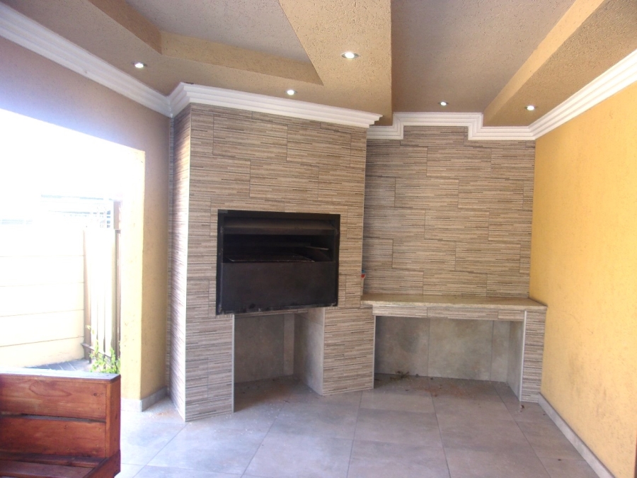 5 Bedroom Property for Sale in Crystal Park Gauteng