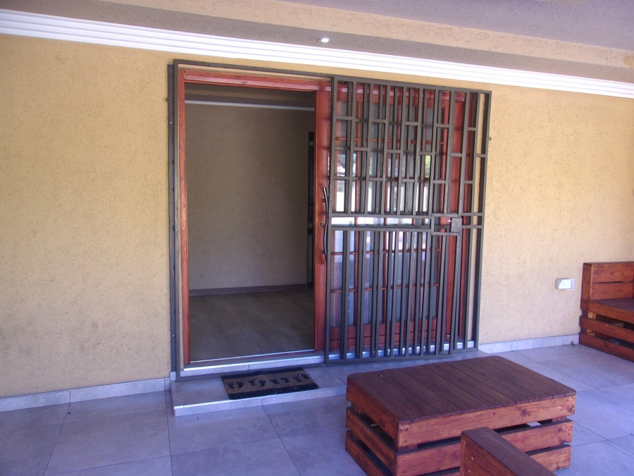 5 Bedroom Property for Sale in Crystal Park Gauteng
