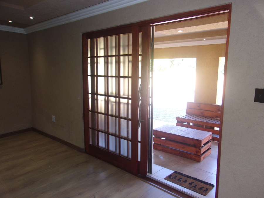 5 Bedroom Property for Sale in Crystal Park Gauteng