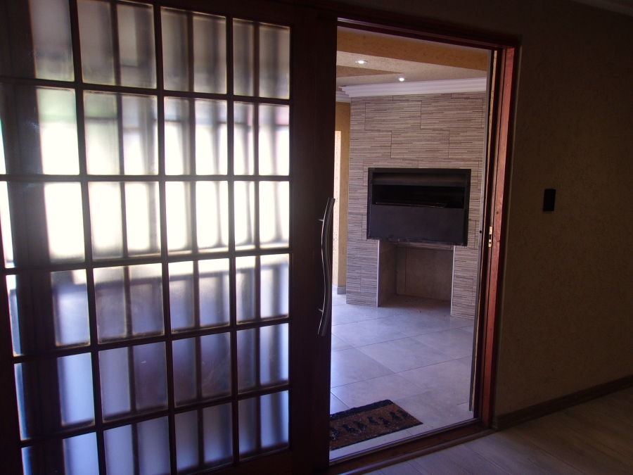 5 Bedroom Property for Sale in Crystal Park Gauteng