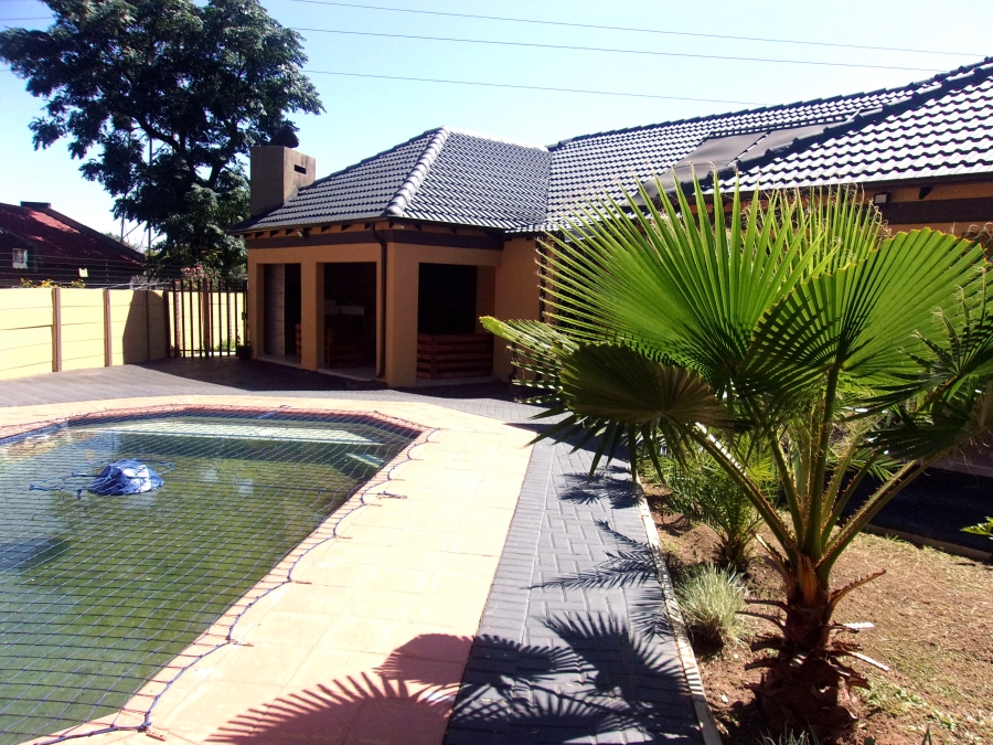 5 Bedroom Property for Sale in Crystal Park Gauteng