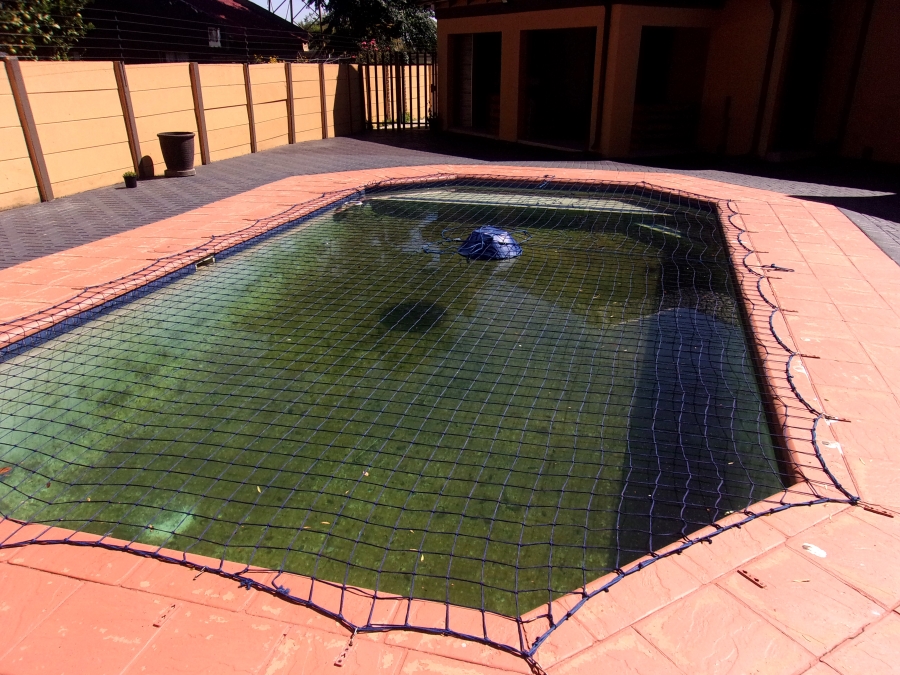 5 Bedroom Property for Sale in Crystal Park Gauteng