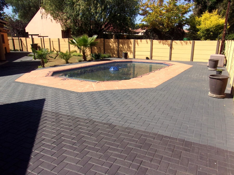 5 Bedroom Property for Sale in Crystal Park Gauteng