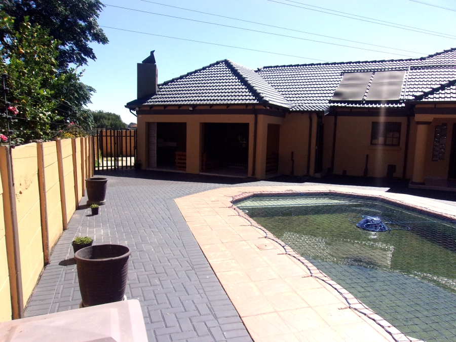 5 Bedroom Property for Sale in Crystal Park Gauteng