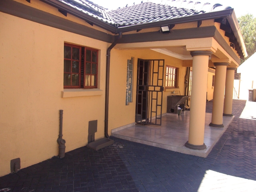 5 Bedroom Property for Sale in Crystal Park Gauteng