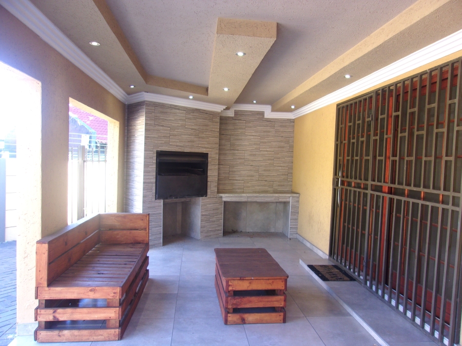5 Bedroom Property for Sale in Crystal Park Gauteng