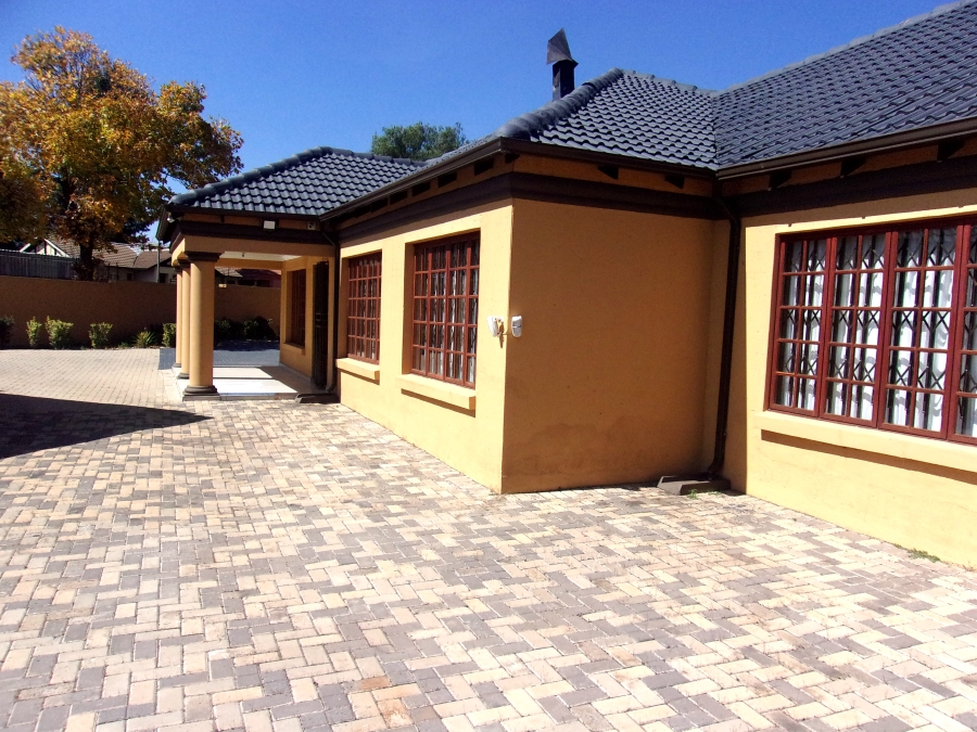 5 Bedroom Property for Sale in Crystal Park Gauteng
