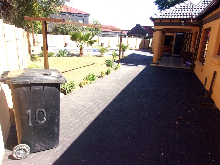 5 Bedroom Property for Sale in Crystal Park Gauteng