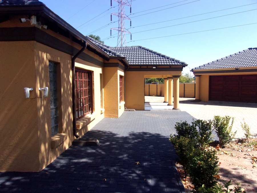 5 Bedroom Property for Sale in Crystal Park Gauteng