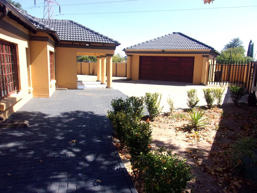 5 Bedroom Property for Sale in Crystal Park Gauteng