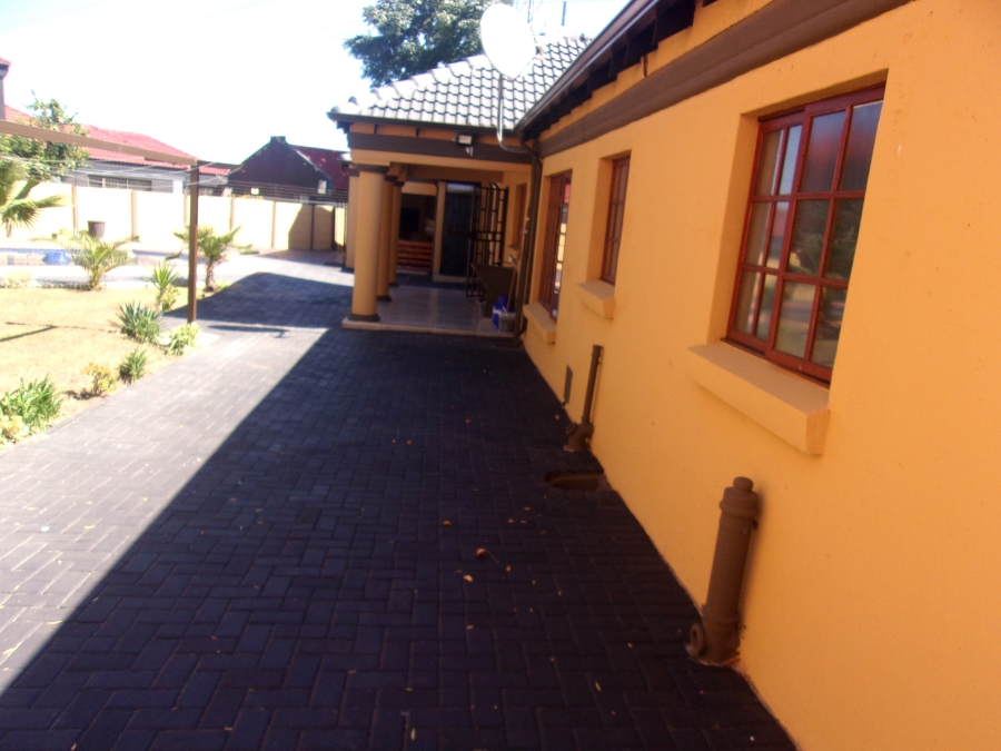 5 Bedroom Property for Sale in Crystal Park Gauteng
