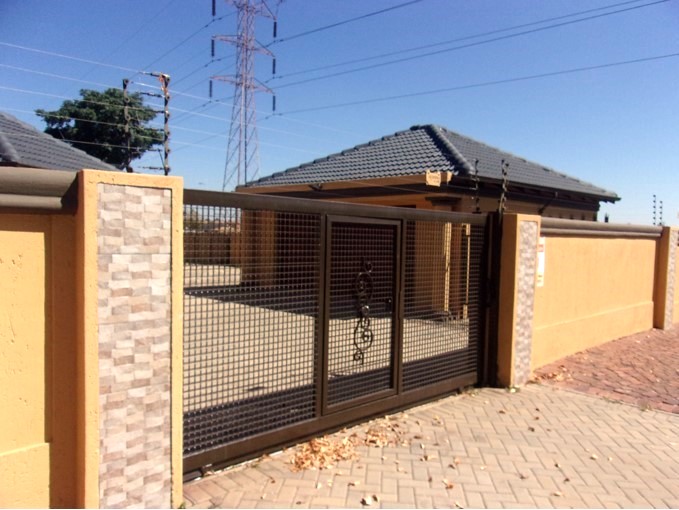 5 Bedroom Property for Sale in Crystal Park Gauteng
