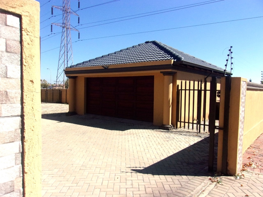 5 Bedroom Property for Sale in Crystal Park Gauteng