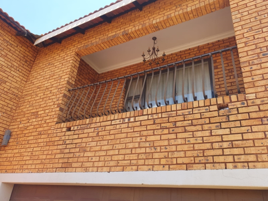 5 Bedroom Property for Sale in Palm Ridge Gauteng