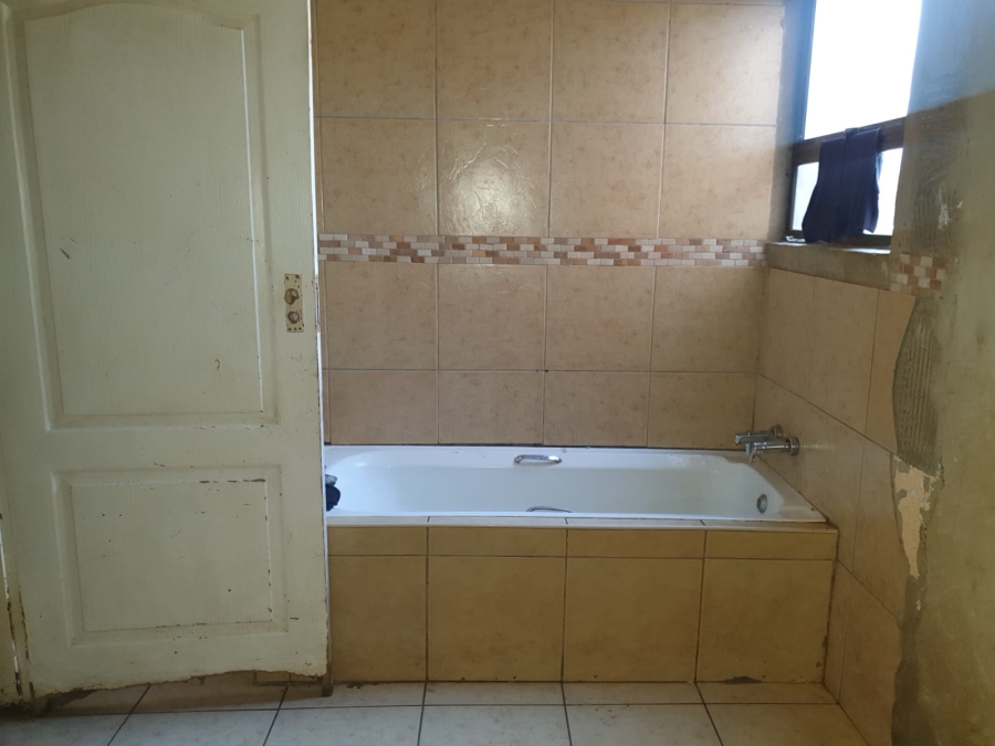 5 Bedroom Property for Sale in Palm Ridge Gauteng