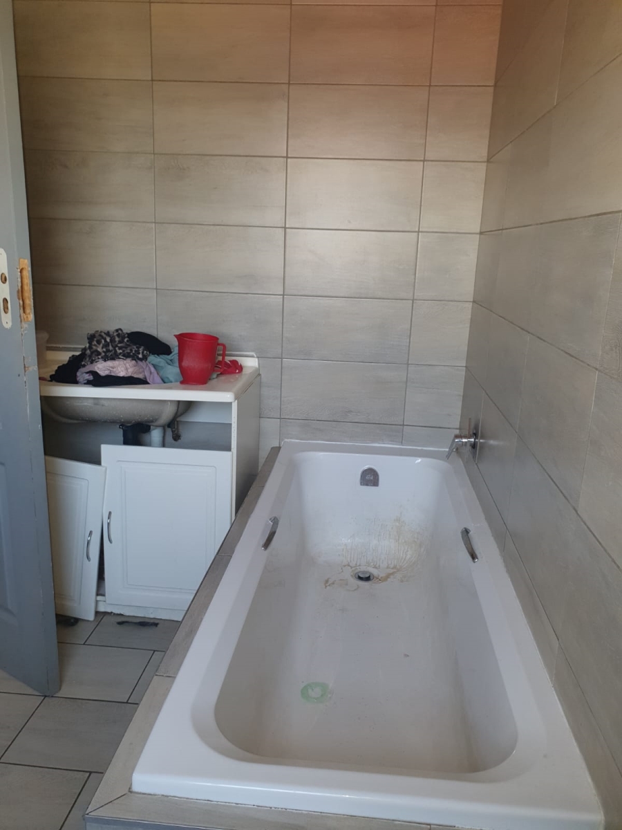 5 Bedroom Property for Sale in Palm Ridge Gauteng