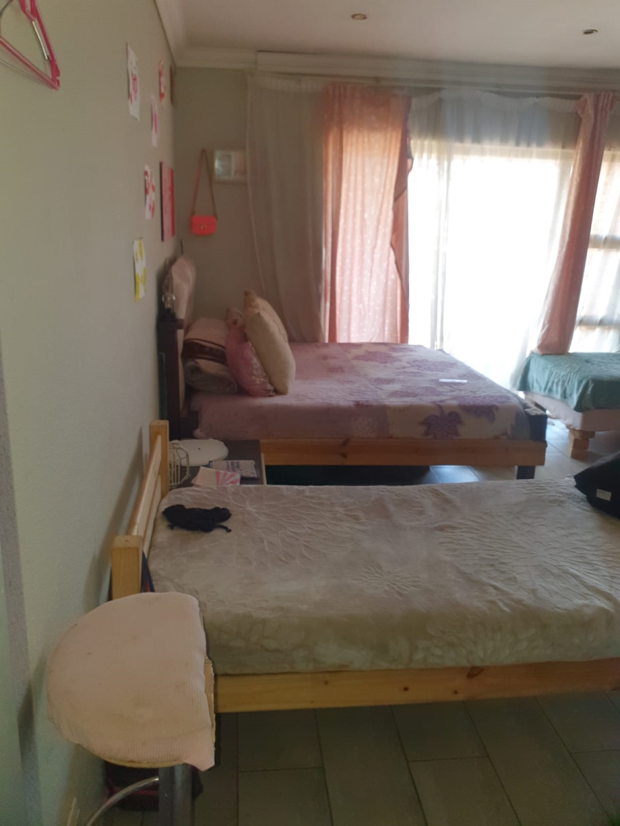 5 Bedroom Property for Sale in Palm Ridge Gauteng