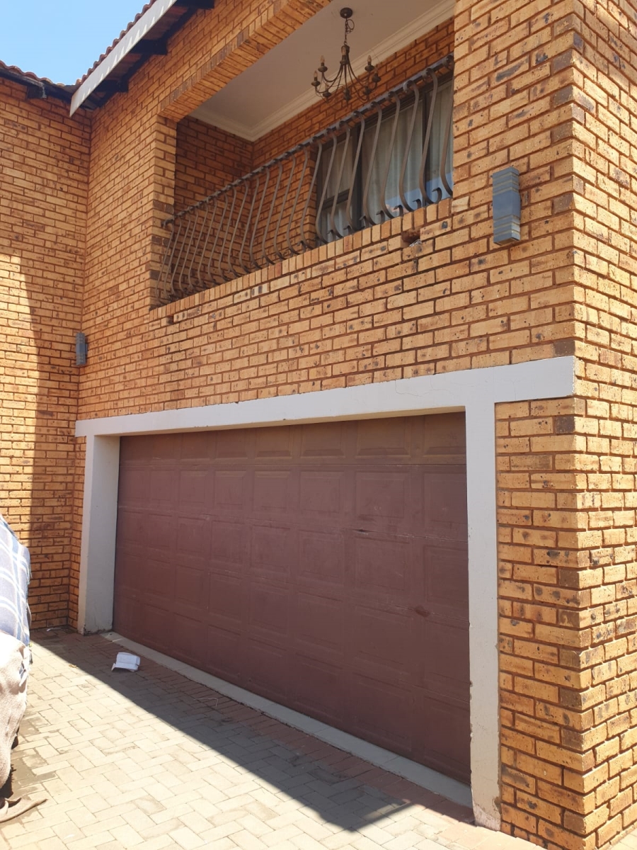 5 Bedroom Property for Sale in Palm Ridge Gauteng
