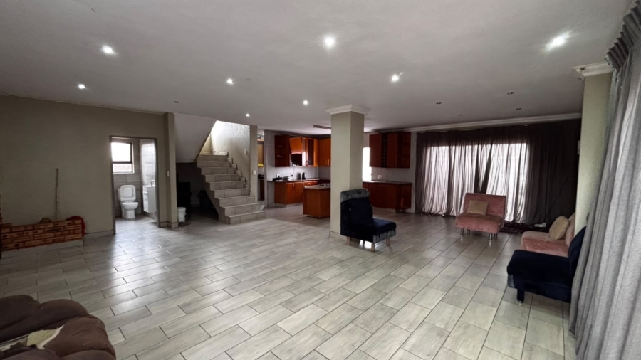 5 Bedroom Property for Sale in Palm Ridge Gauteng