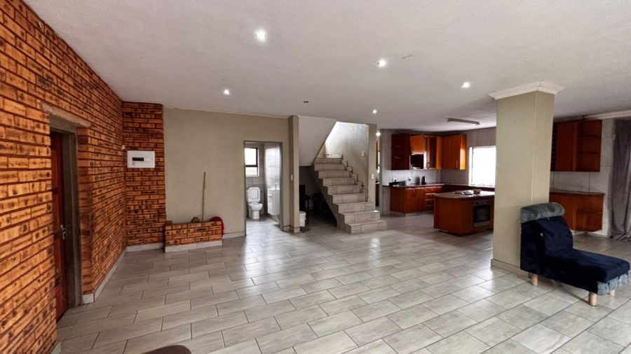 5 Bedroom Property for Sale in Palm Ridge Gauteng