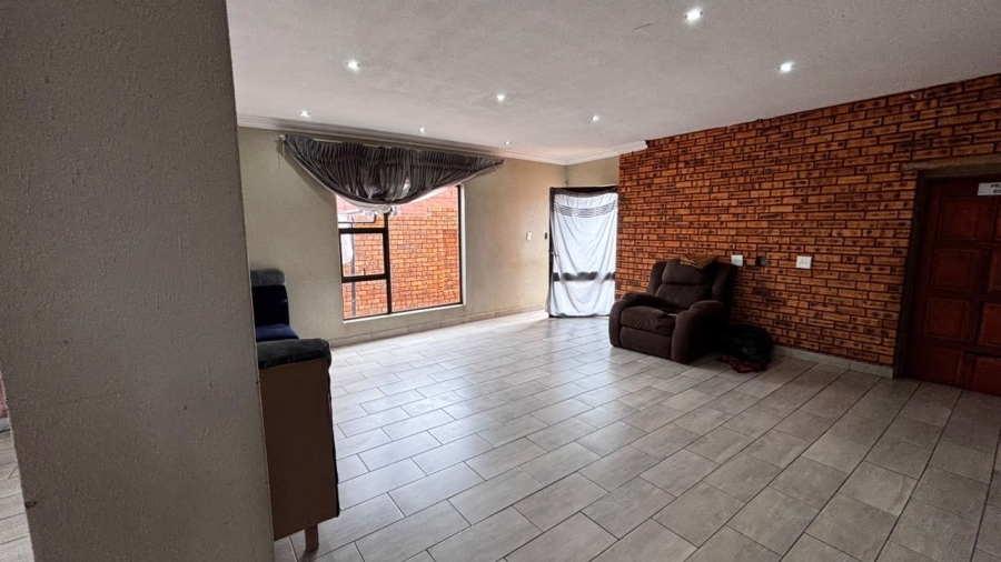 5 Bedroom Property for Sale in Palm Ridge Gauteng