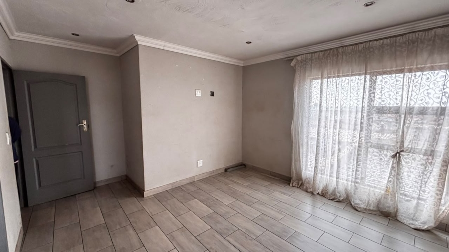 5 Bedroom Property for Sale in Palm Ridge Gauteng