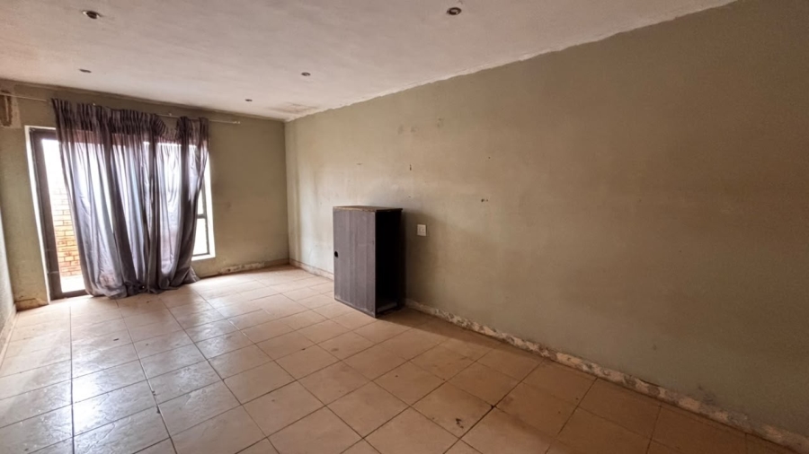 5 Bedroom Property for Sale in Palm Ridge Gauteng