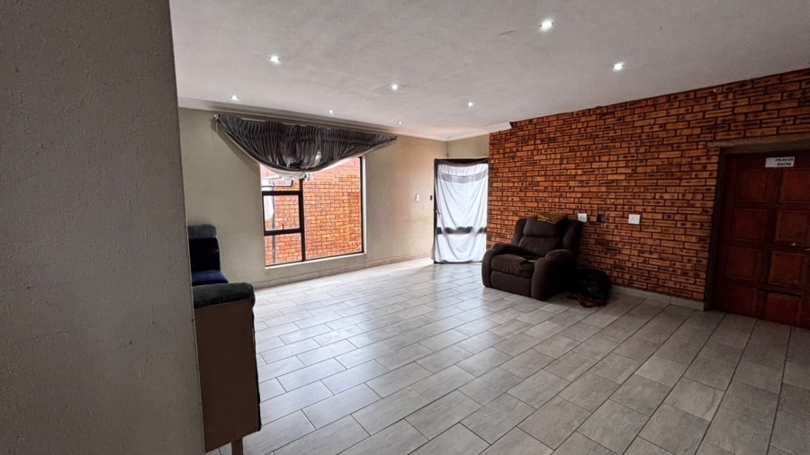 5 Bedroom Property for Sale in Palm Ridge Gauteng
