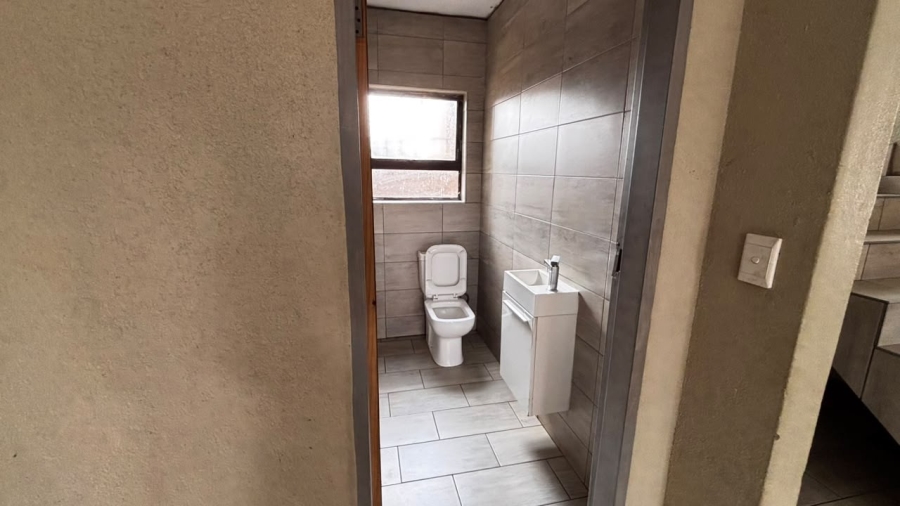 5 Bedroom Property for Sale in Palm Ridge Gauteng