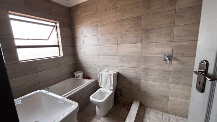 5 Bedroom Property for Sale in Palm Ridge Gauteng