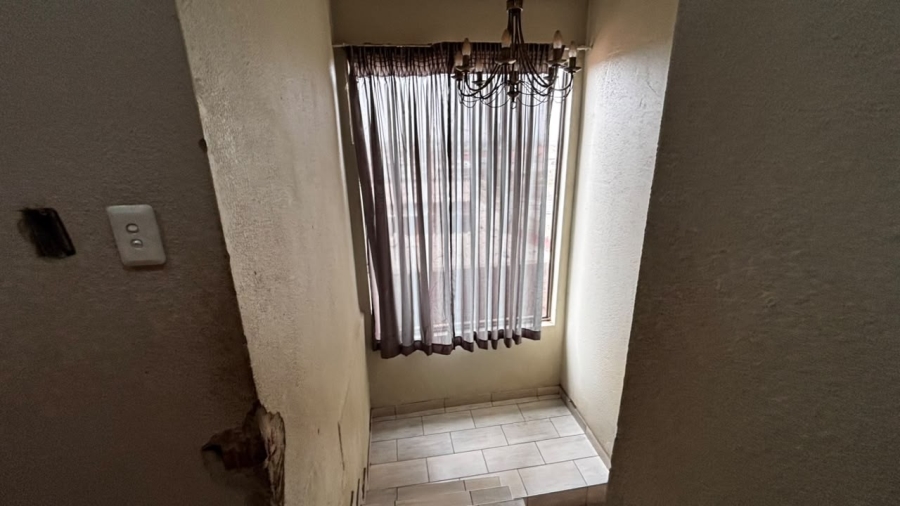 5 Bedroom Property for Sale in Palm Ridge Gauteng