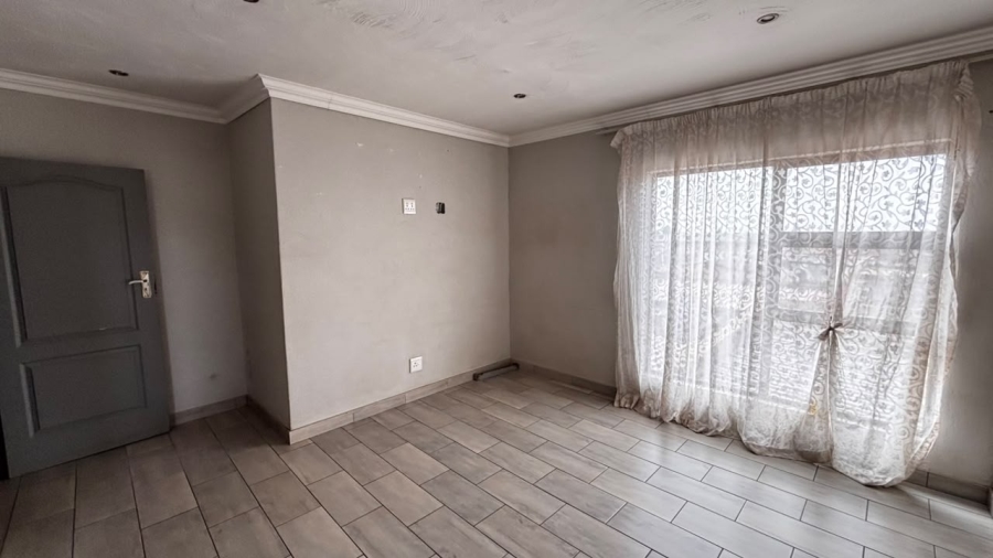 5 Bedroom Property for Sale in Palm Ridge Gauteng
