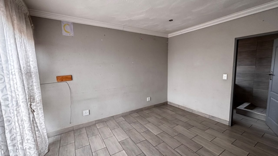 5 Bedroom Property for Sale in Palm Ridge Gauteng