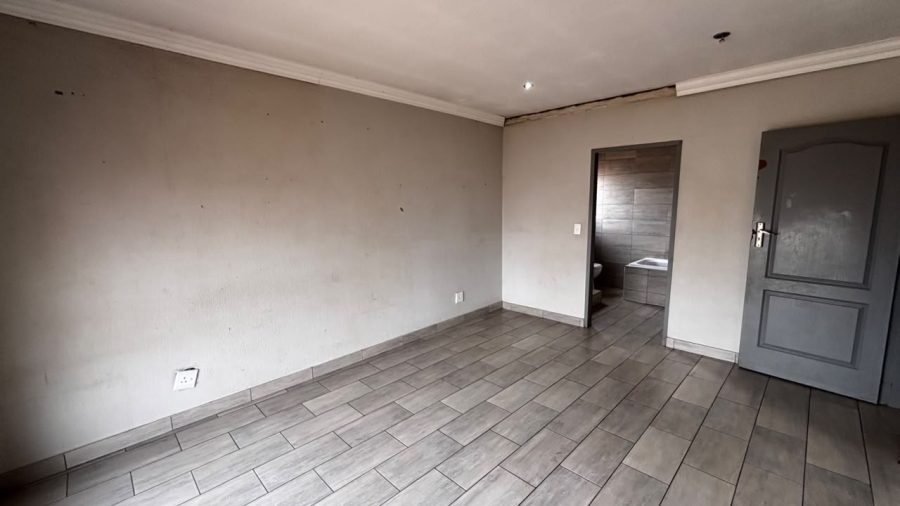 5 Bedroom Property for Sale in Palm Ridge Gauteng