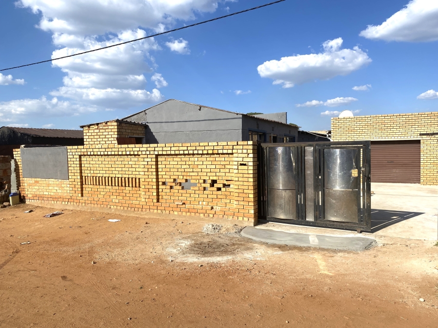 10 Bedroom Property for Sale in Rondebult Gauteng