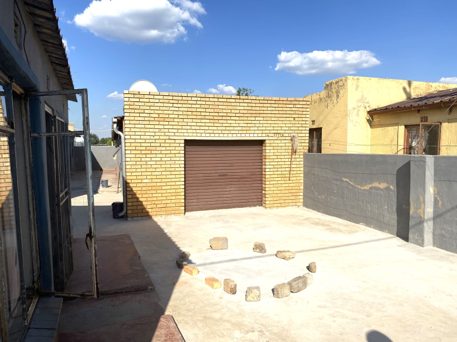 10 Bedroom Property for Sale in Rondebult Gauteng