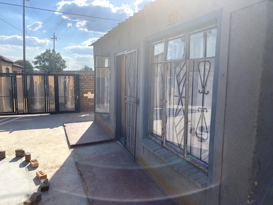 10 Bedroom Property for Sale in Rondebult Gauteng