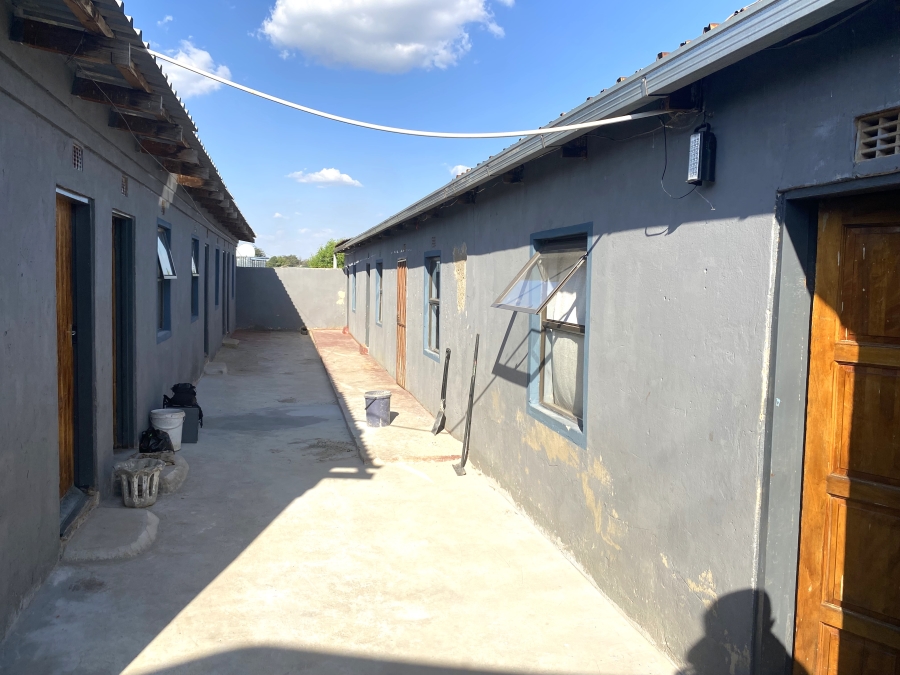 10 Bedroom Property for Sale in Rondebult Gauteng