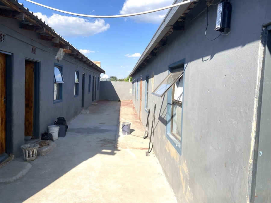 10 Bedroom Property for Sale in Rondebult Gauteng