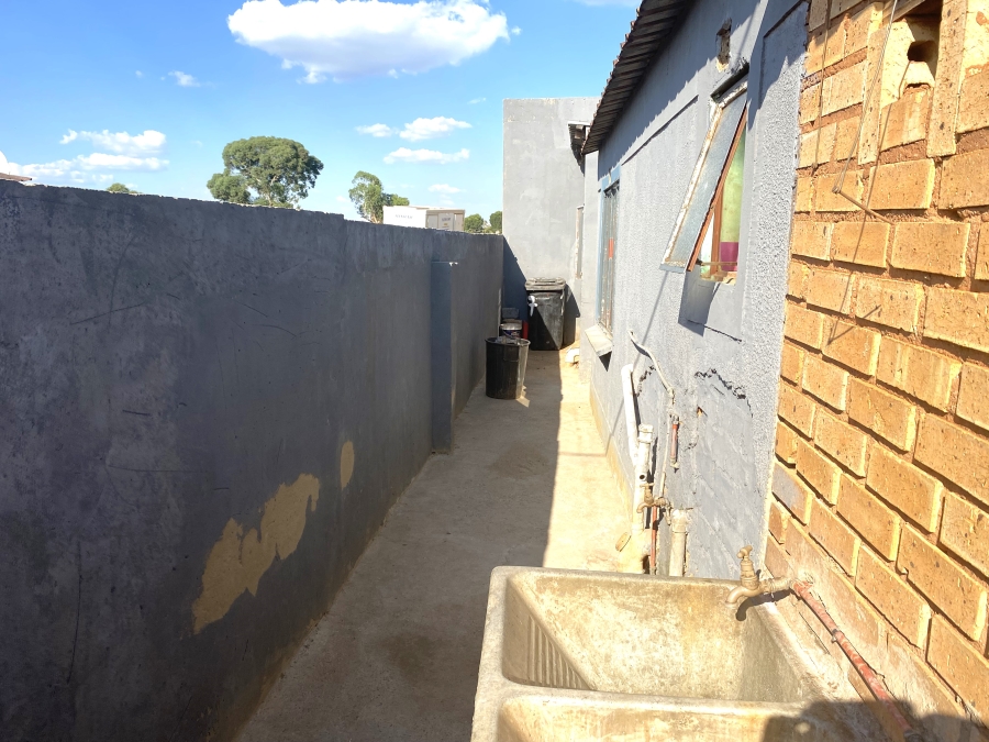 10 Bedroom Property for Sale in Rondebult Gauteng