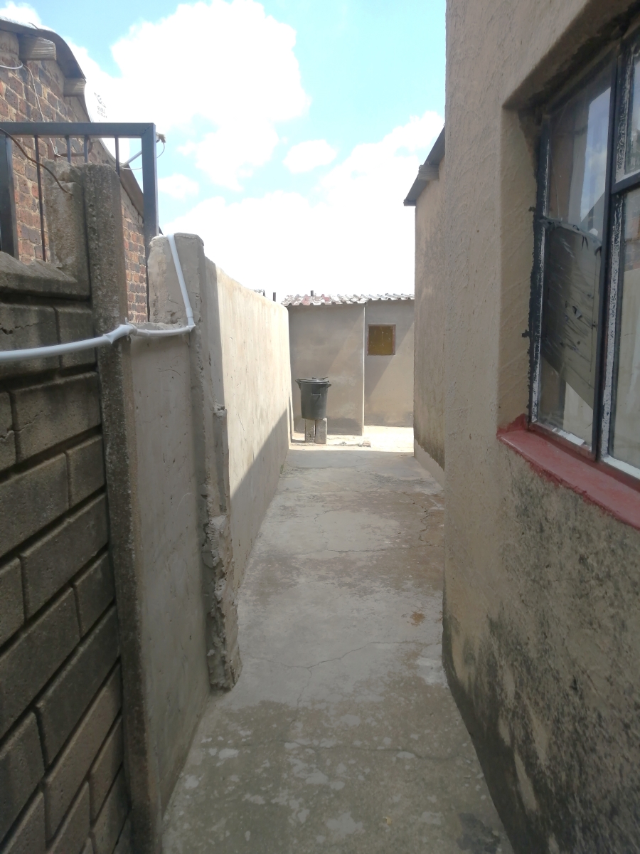5 Bedroom Property for Sale in Entshonalanga Gauteng