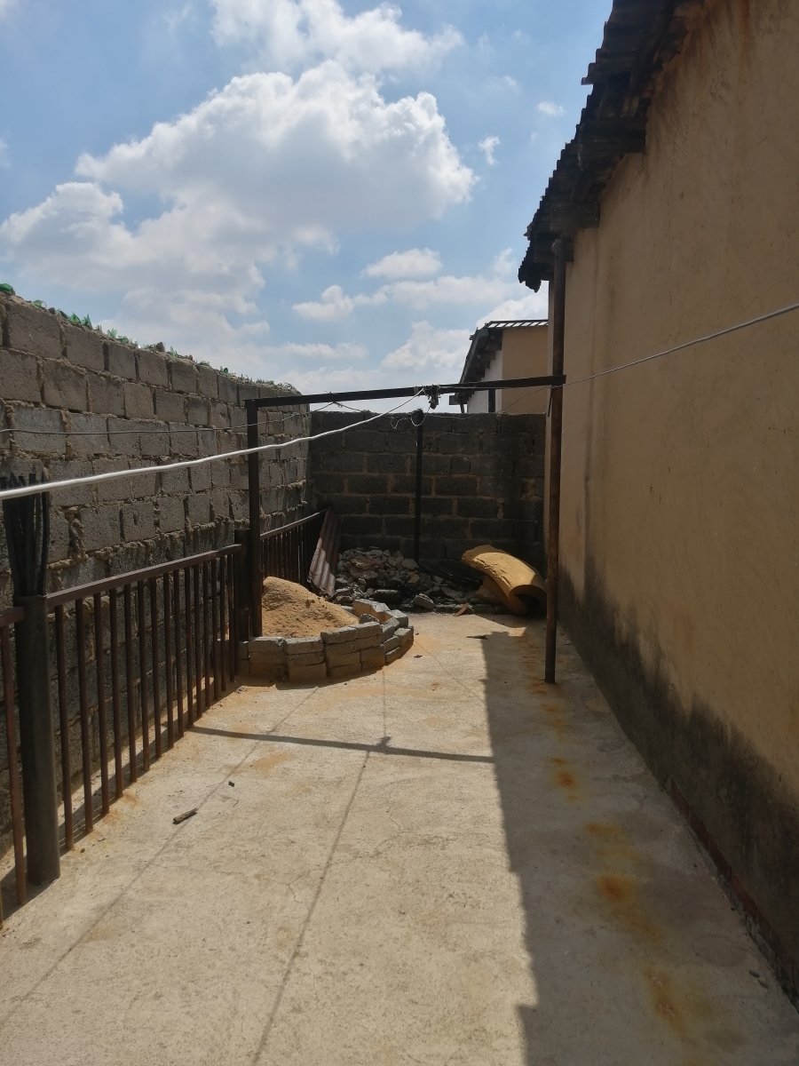 5 Bedroom Property for Sale in Entshonalanga Gauteng