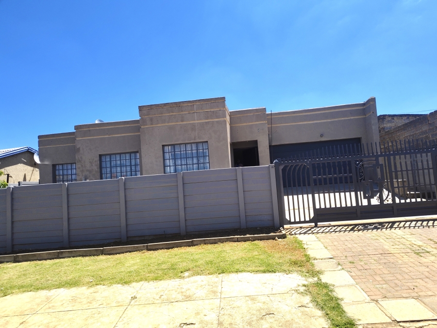 5 Bedroom Property for Sale in Umfuyaneni Gauteng