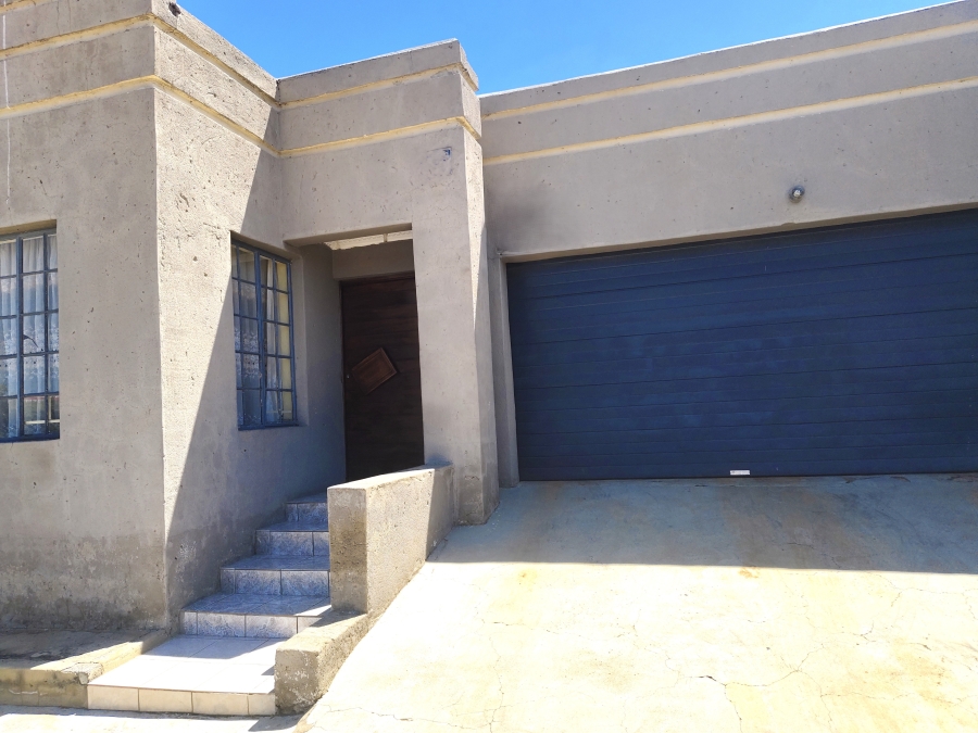5 Bedroom Property for Sale in Umfuyaneni Gauteng