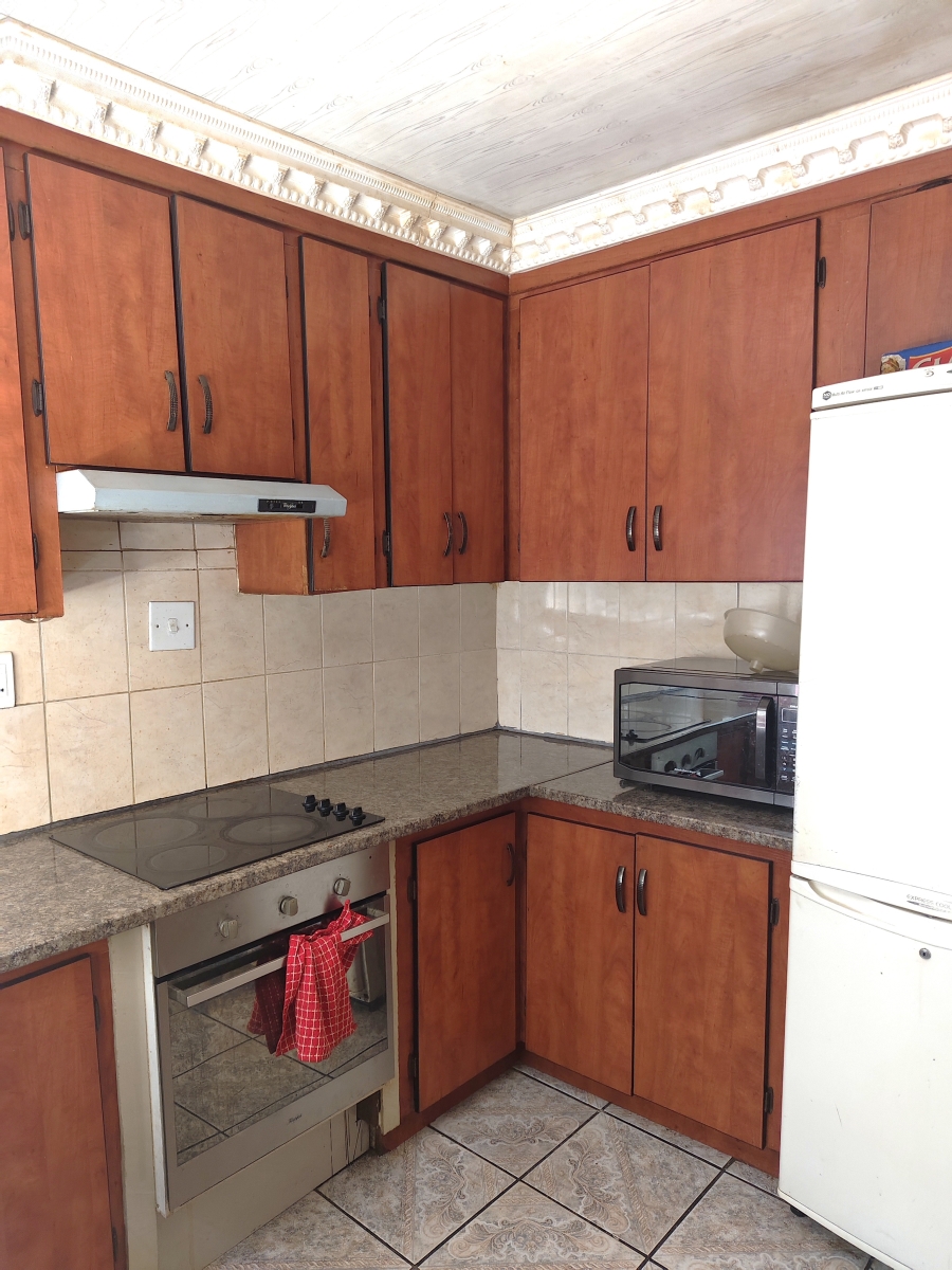 5 Bedroom Property for Sale in Umfuyaneni Gauteng