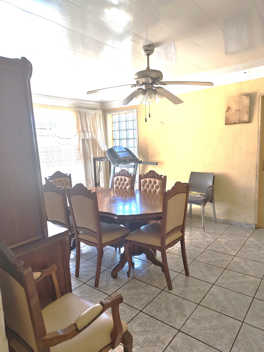 5 Bedroom Property for Sale in Umfuyaneni Gauteng