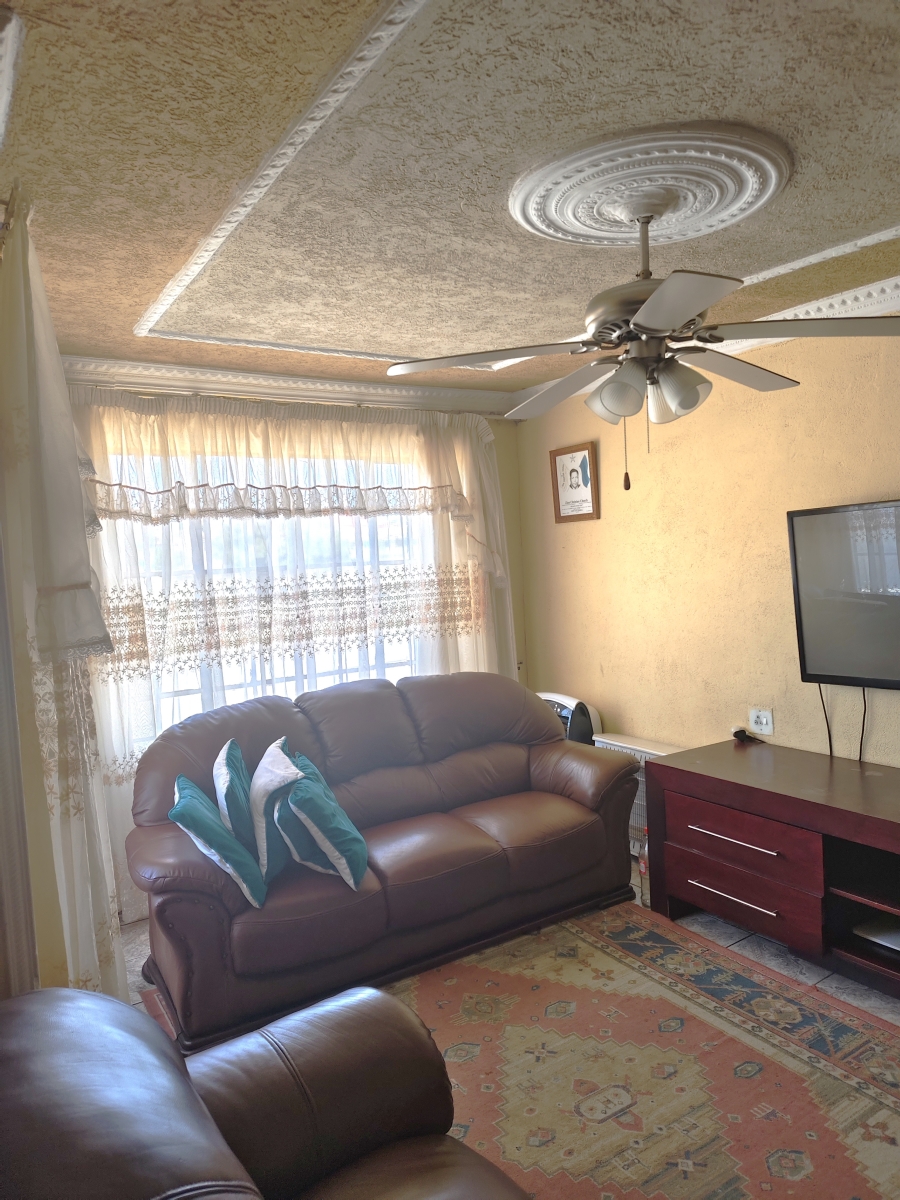 5 Bedroom Property for Sale in Umfuyaneni Gauteng