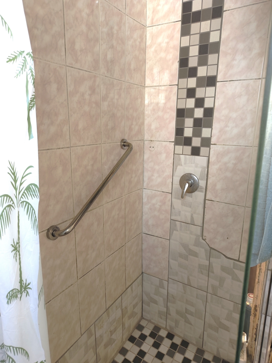 5 Bedroom Property for Sale in Umfuyaneni Gauteng