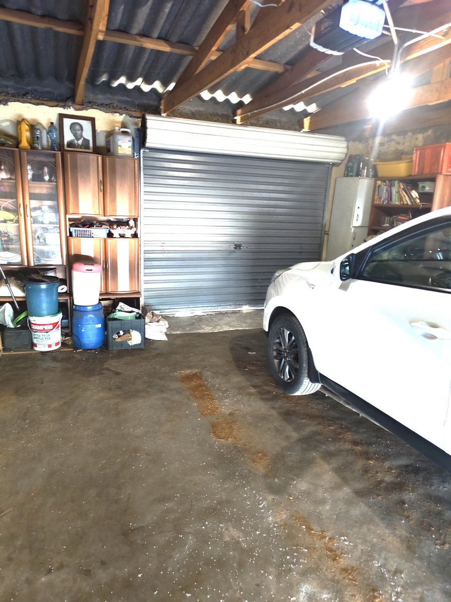 5 Bedroom Property for Sale in Umfuyaneni Gauteng